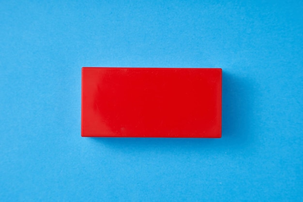 Imagen directamente por encima de la caja sobre fondo azul