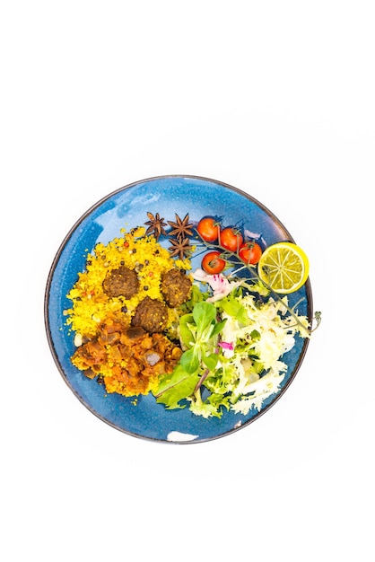 Imagen directamente por encima de la comida en el plato contra un fondo blanco