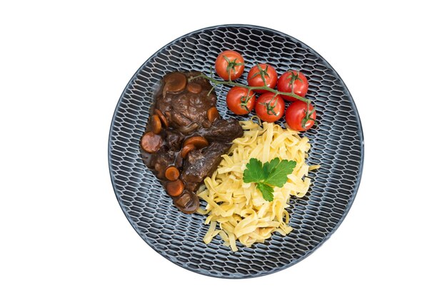 Foto imagen directamente por encima de la comida en el plato sobre fondo blanco