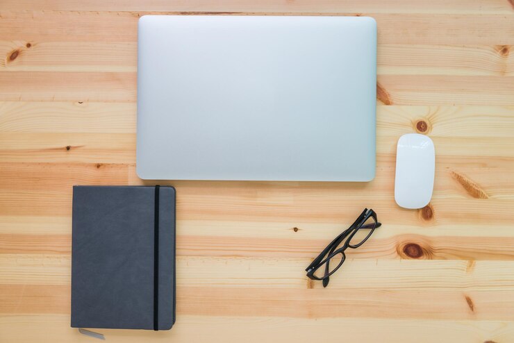 Foto imagen directamente por encima de la computadora portátil con tableta digital en una mesa de madera