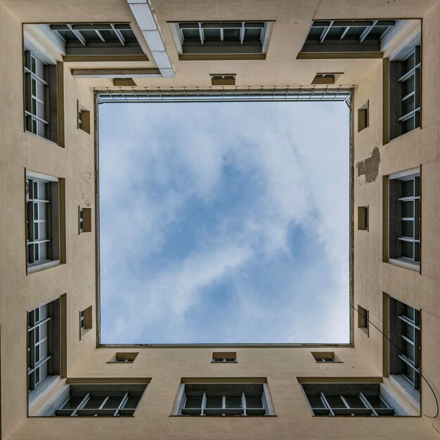 Foto imagen directamente por encima del edificio contra el cielo