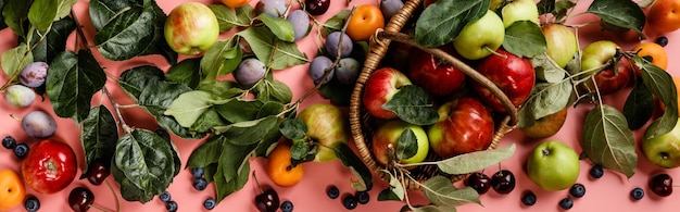 Imagen directamente por encima de las frutas contra un fondo rosado