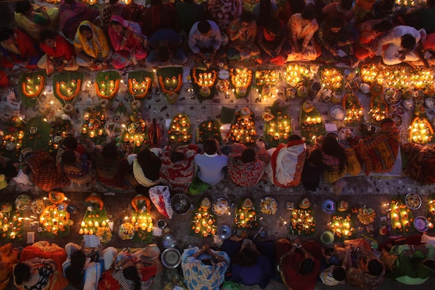 Imagen directamente por encima de personas con dias iluminadas durante el ayuno religioso por la noche