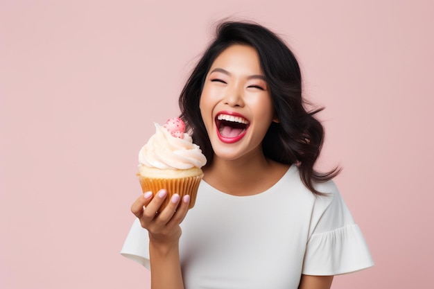 Imagen de una divertida mujer asiática comiendo deliciosos pasteles le gusta la pastelería masticando postre con deleite blanco