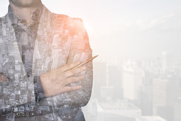 Imagen de doble exposición de un hombre de negocios contra un fondo de ciudad moderna. El concepto del futuro de las tecnologías empresariales y de la comunicación. Foto de alta calidad