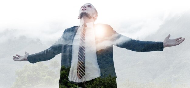 Foto imagen de doble exposición de un hombre de negocios con una montaña