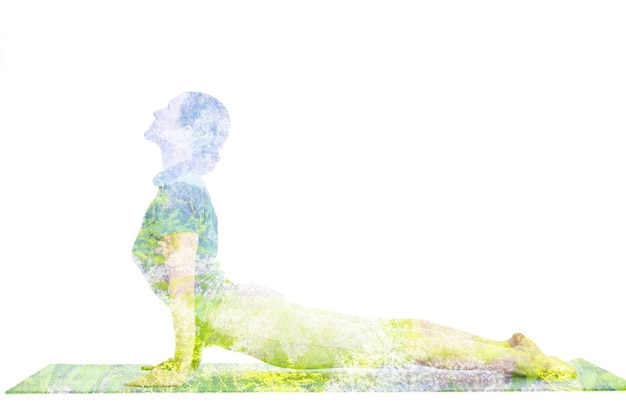 Imagen de doble exposición de una mujer haciendo asanas de yoga.