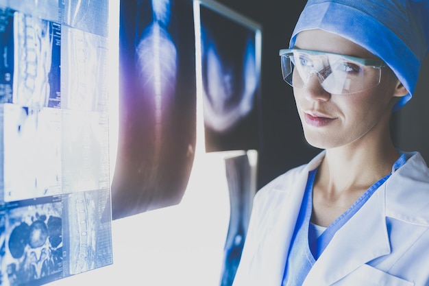 Imagen de una doctora atractiva mirando los resultados de la radiografía