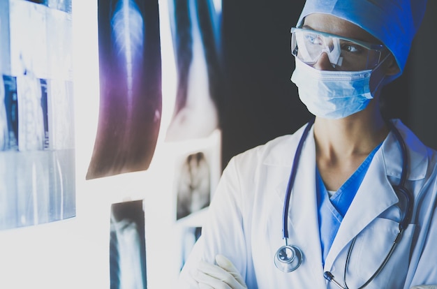 Imagen de una doctora atractiva mirando los resultados de la radiografía