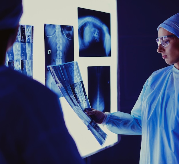 Imagen de una doctora atractiva mirando los resultados de la radiografía