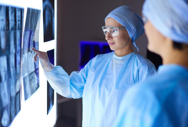 Imagen de una doctora atractiva mirando los resultados de la radiografía