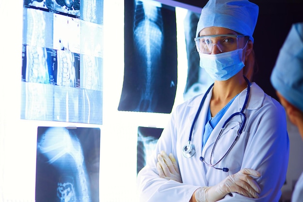 Imagen de una doctora atractiva mirando los resultados de las radiografías