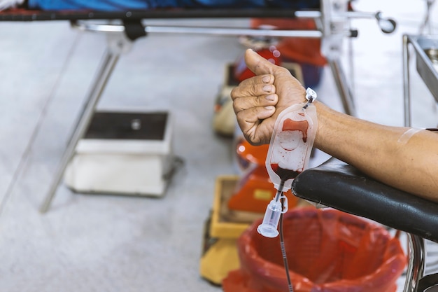 Imagen de donación de sangre con enfoque suave y luz de fondo