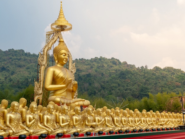 Foto imagen dorada de buda, símbolo que representa al buda de los budistas.