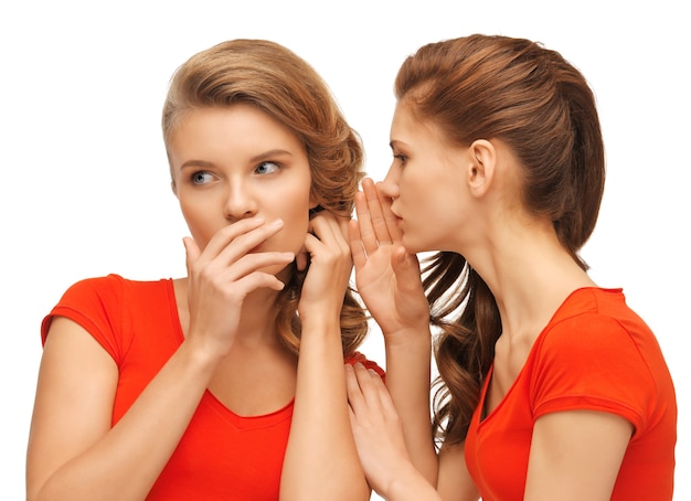 imagen de dos adolescentes hablando en camisetas rojas