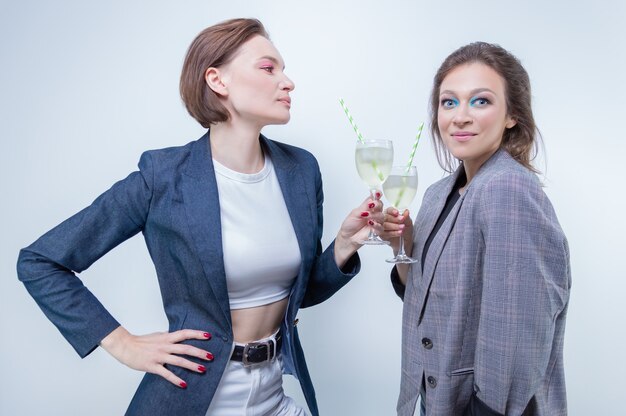 Imagen de dos chicas con gafas en una fiesta. Concepto de vacaciones y entretenimiento. Técnica mixta