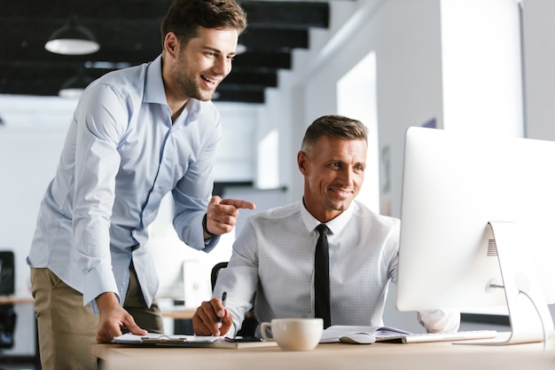 Imagen de dos colegas trabajando juntos por la computadora