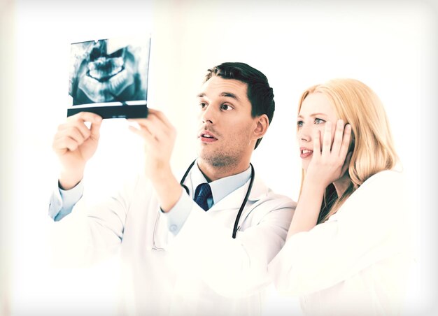 imagen de dos doctores mirando rayos x