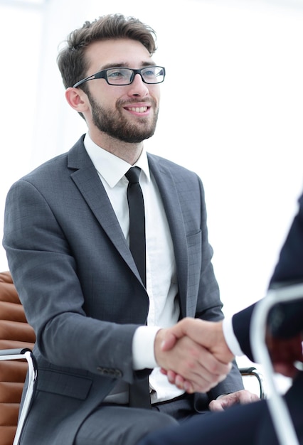 Imagen de dos jóvenes empresarios interactuando en una reunión en el cargo