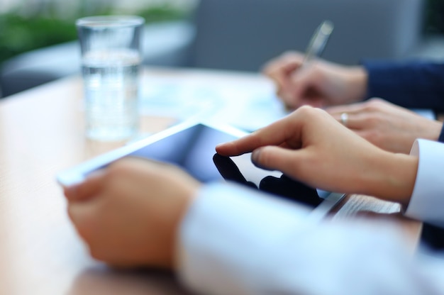 Imagen de dos jóvenes empresarios con touchpad en reunión