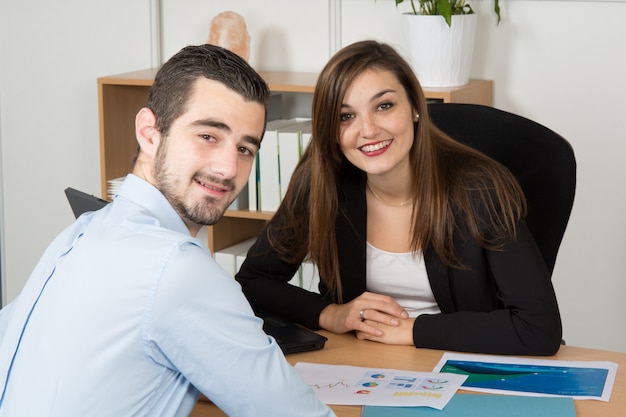 Imagen de dos jóvenes socios comerciales en la reunión