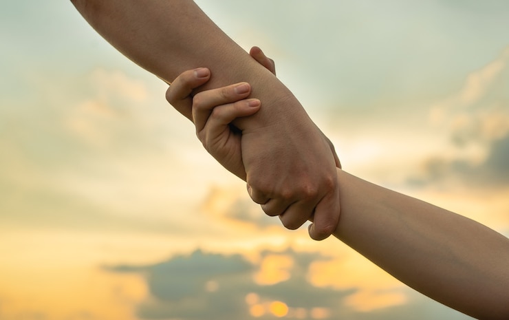 Foto imagen de dos manos abrazándose