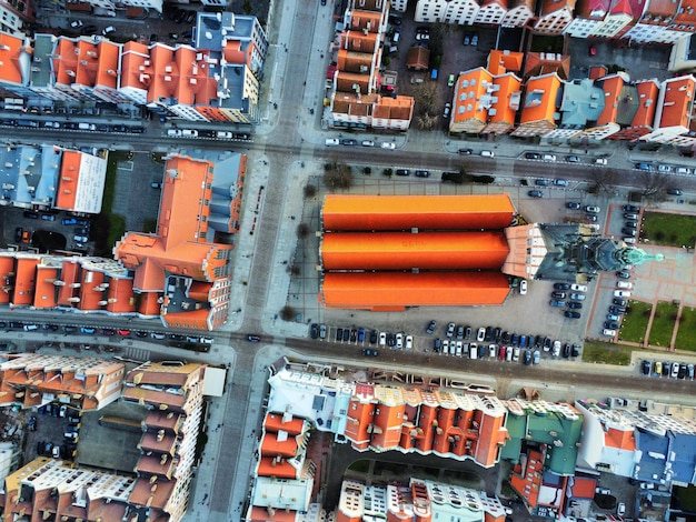 Foto imagen de un dron de una ciudad vieja en elblag