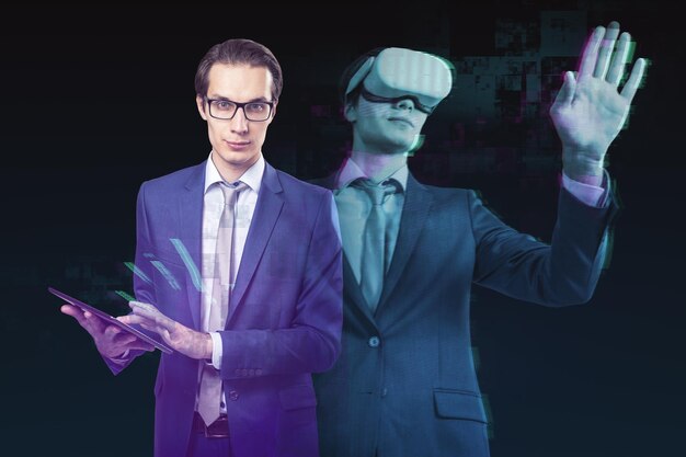 Foto imagen dual abstracta de hombre de negocios atractivo con silueta de tableta y gafas vr sobre fondo oscuro experiencia de juego de realidad aumentada y concepto de tecnología futurista
