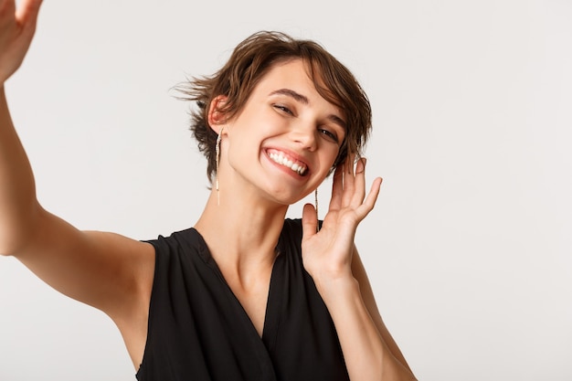 Imagen de elegante mujer elegante tomando selfie en smartphone