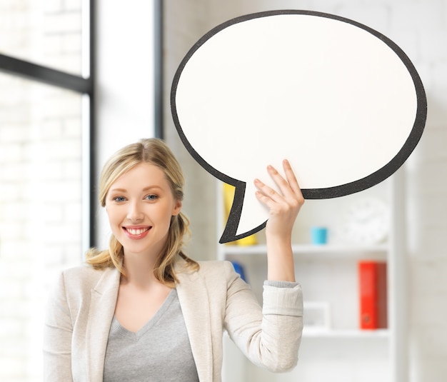 Imagen de empresaria sonriente con burbuja de texto en blanco