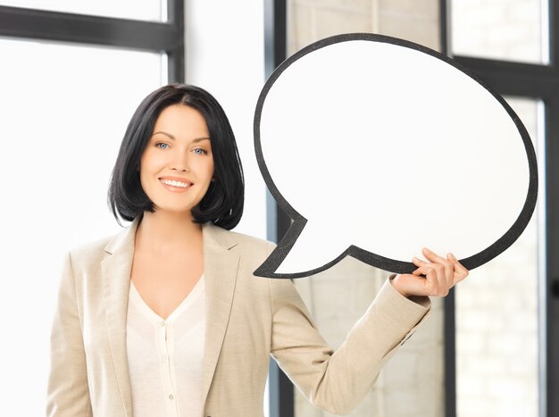 Imagen de empresaria sonriente con burbuja de texto en blanco