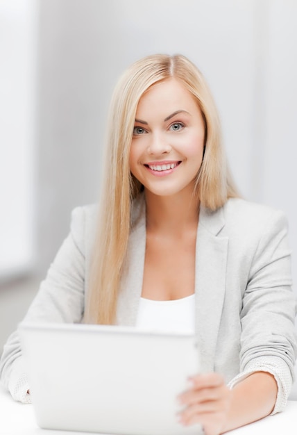 Imagen de la empresaria sonriente usando su computadora portátil