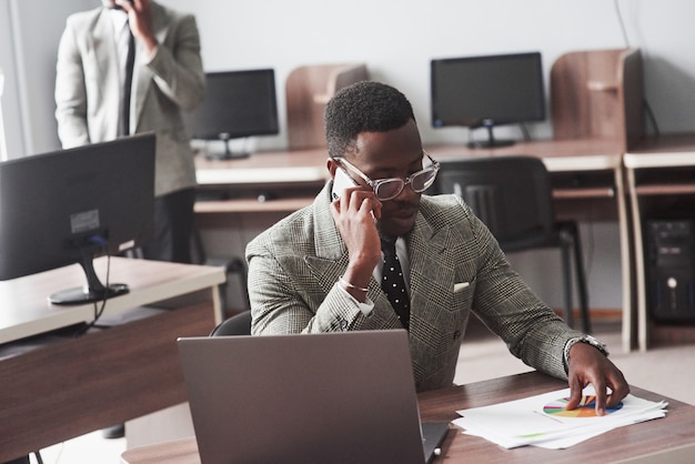 Imagen del empresario afroamericano trabajando en su computadora portátil