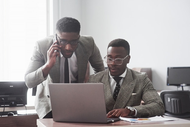 Imagen del empresario afroamericano trabajando en su computadora portátil