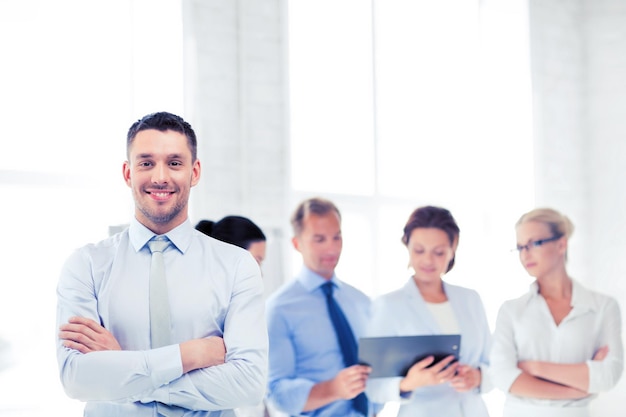 Imagen del empresario guapo sonriente en la oficina