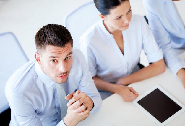 Imagen del empresario serio en la reunión en la oficina