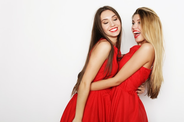 Imagen de una encantadora jovencita en vestido rojo sobre fondo blanco.