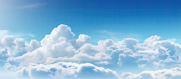 imagen de enfoque suave de un cielo azul con nubes blancas Tiene forma horizontal y está vacía