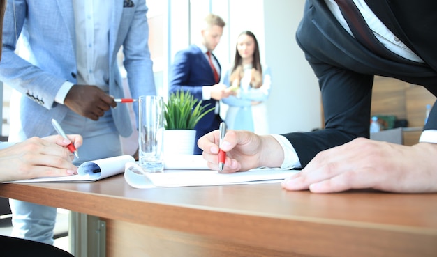 Imagen del equipo empresarial sentado a la mesa y discutiendo un nuevo proyecto