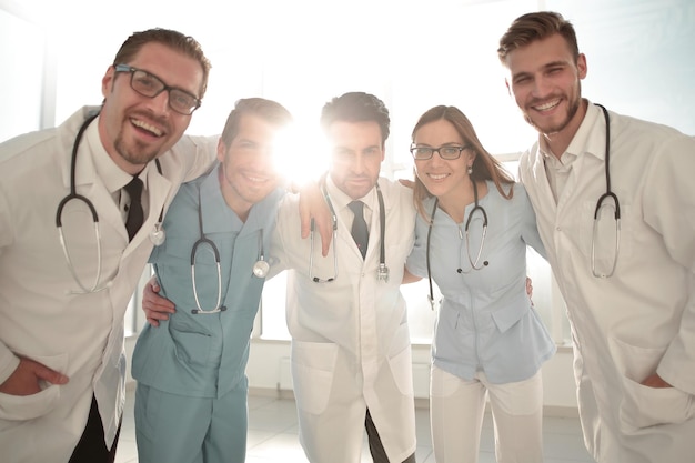 Imagen de equipo joven o grupo de médicos.