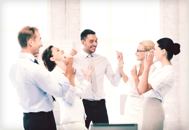 Imagen del equipo de negocios feliz celebrando la victoria en la oficina