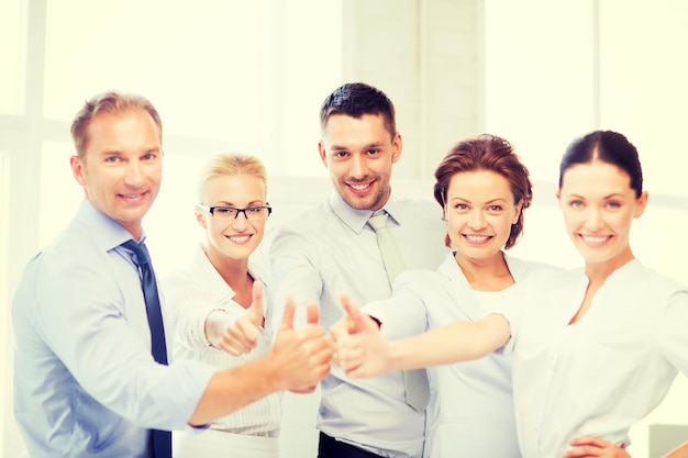 imagen de un equipo de negocios feliz mostrando su aprobación en la oficina