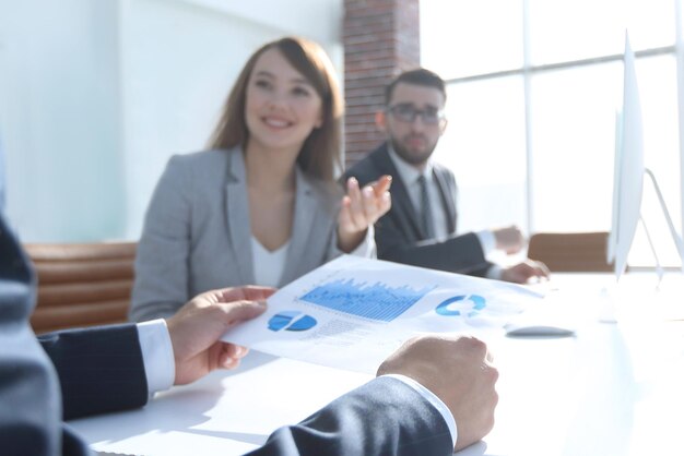 La imagen es un equipo de negocios borroso en el fondo de negocios del lugar de trabajo