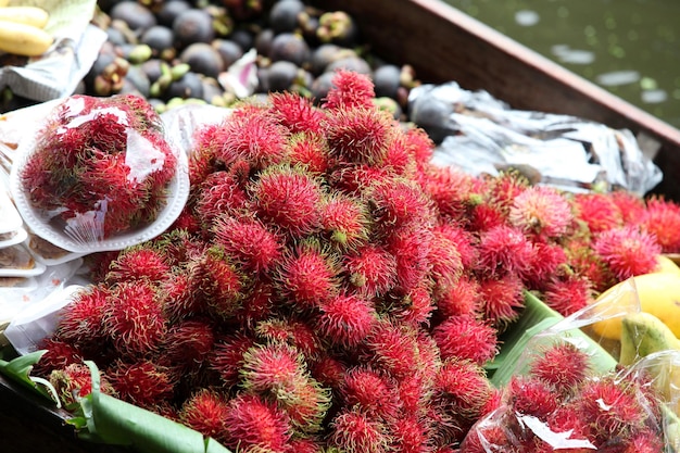 Esta imagen es rambután rojo.