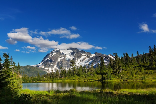 Imagen escénica del lago con el reflejo del monte Shuksan en Washington, EE.