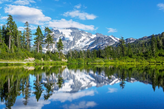 Imagen escénica del lago con el reflejo del monte Shuksan en Washington, EE.