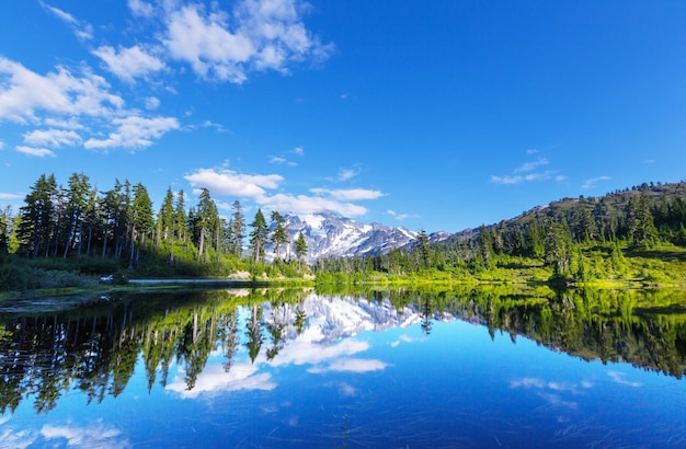 Imagen escénica del lago con el reflejo del monte Shuksan en Washington, EE.