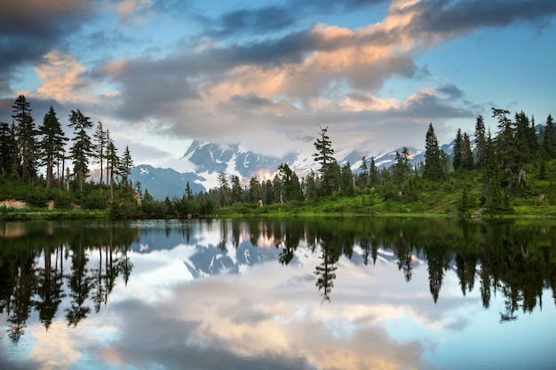 Imagen escénica del lago con el reflejo del monte Shuksan en Washington, EE.