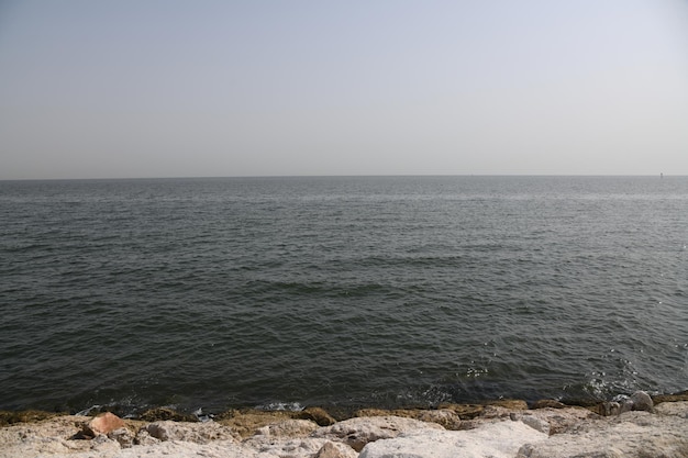 Imagen estética del paisaje marino en Arabia Saudita, fondo natural, paisaje marino tranquilo.