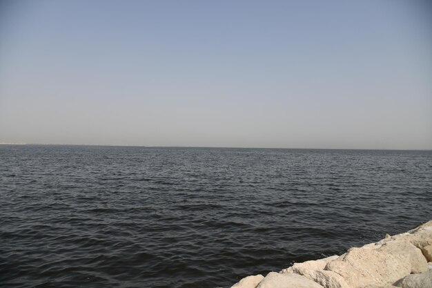 Imagen estética del paisaje marino en Arabia Saudita, fondo natural, paisaje marino tranquilo.